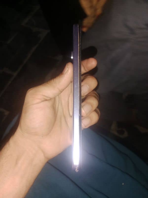 vivo y17s . 10 by 10 condition. 6\128. with charger no box. 4