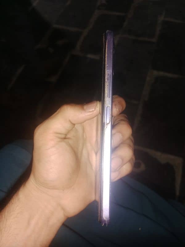 vivo y17s . 10 by 10 condition. 6\128. with charger no box. 5