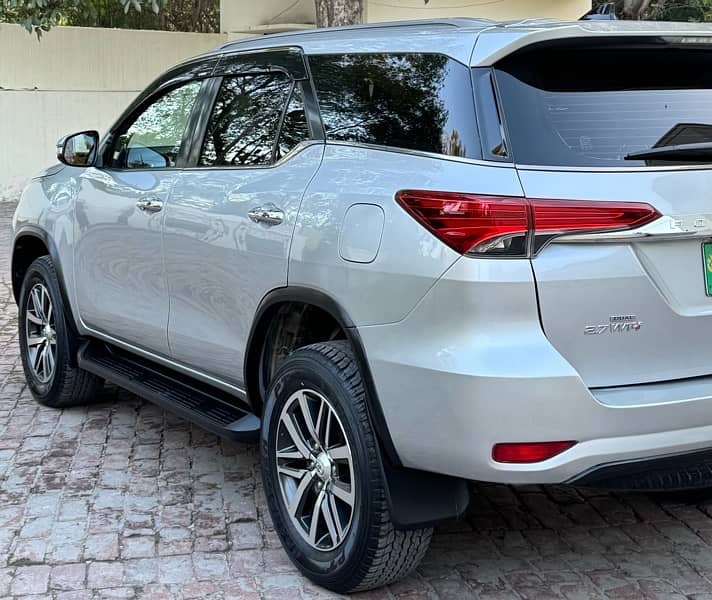 Toyota Fortuner V 2018 3