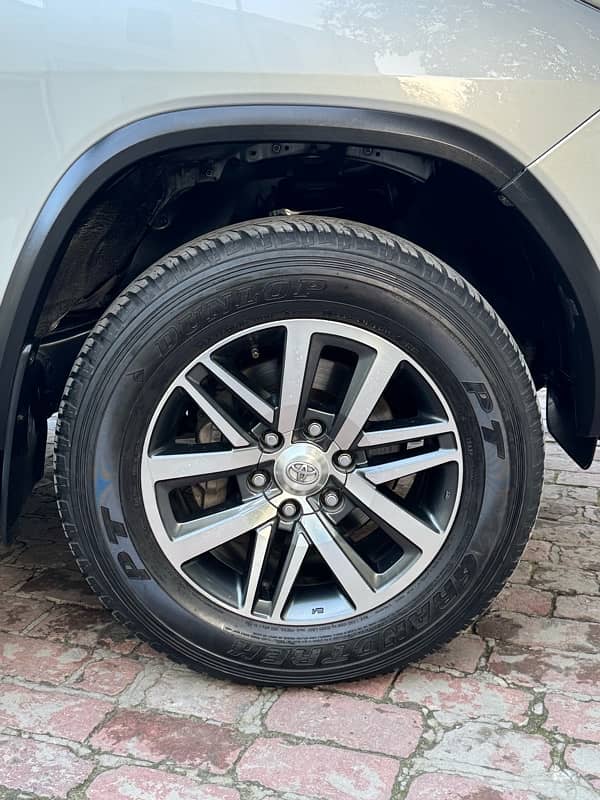 Toyota Fortuner V 2018 12