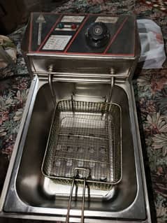 Electric fryer for restaurant 5 ltr almost new