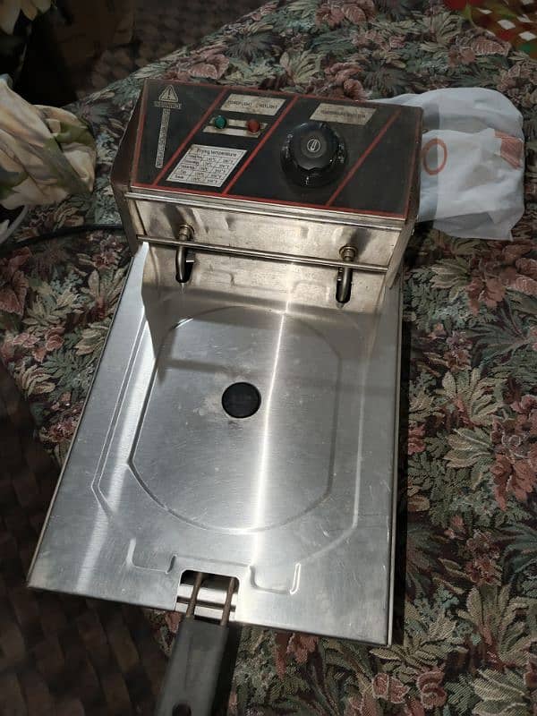 Electric fryer for restaurant 5 ltr almost new 1