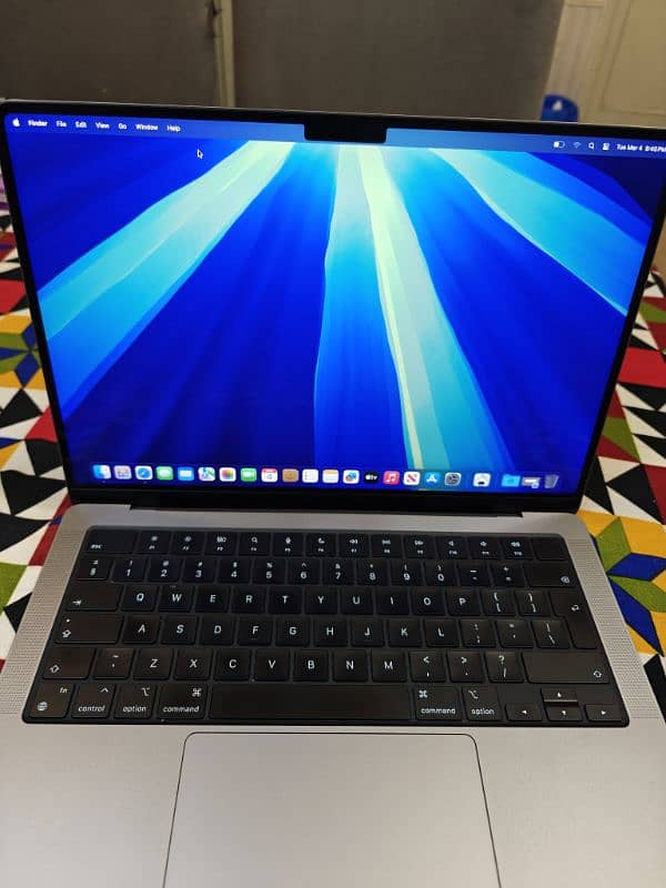 MacBook Pro M3 8/512 GB 1