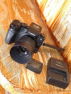 Panasonic Lumix G7 4K Camera with 25mm 1.8 Lens and Chargers