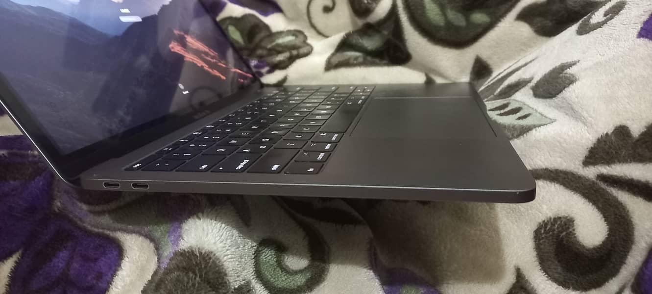 Macbook Pro Late 2017 16/256 Gb 4