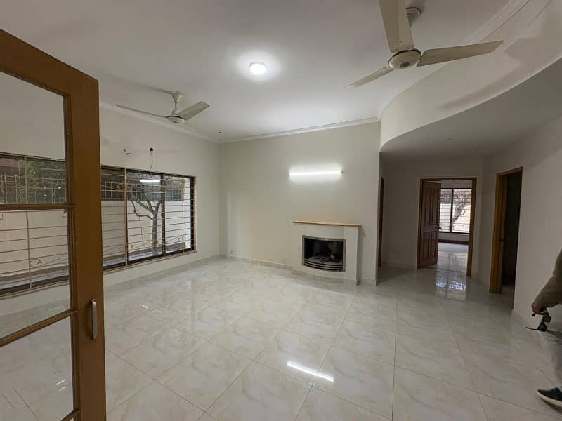 Hot Location 01 Kanal Modern Design House For Rent In DHA Phase 5 Block-E Lahore. 4