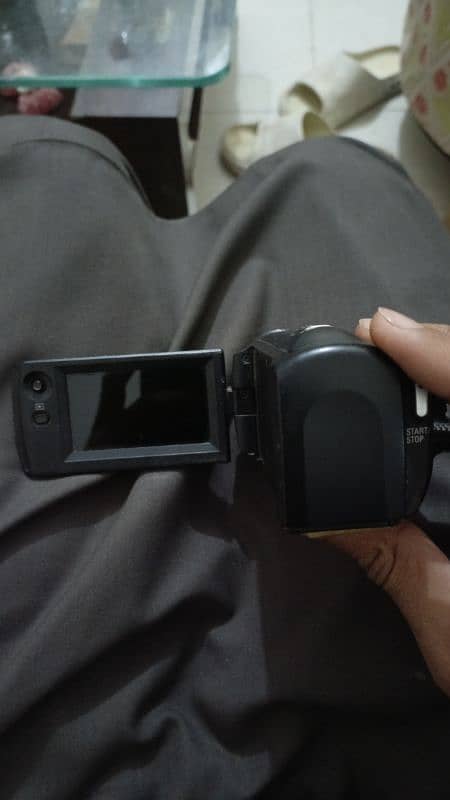 Sony Handy Camera HDR-CX240 (9.2) Mega Pixel 4