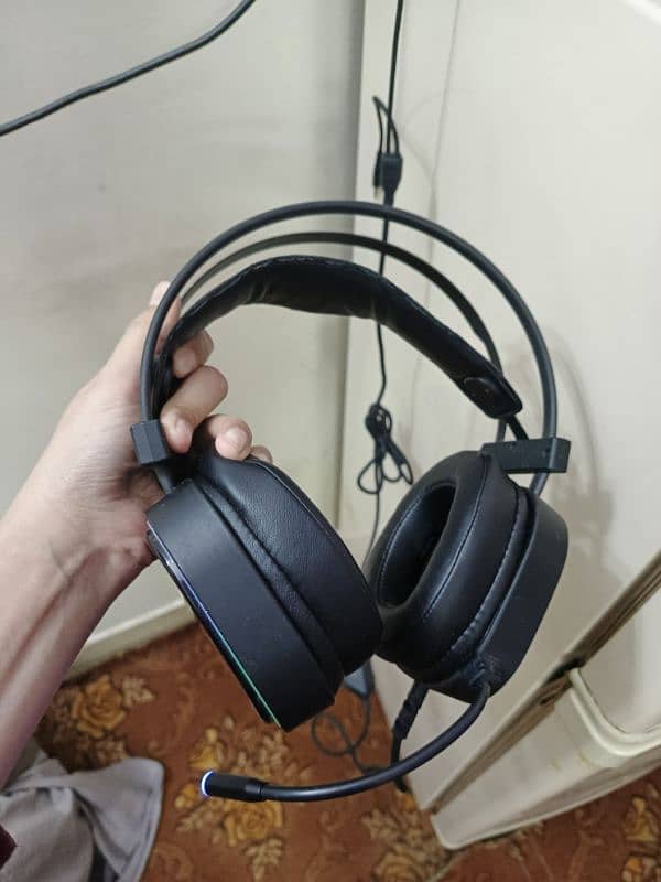 v8 headphones 1