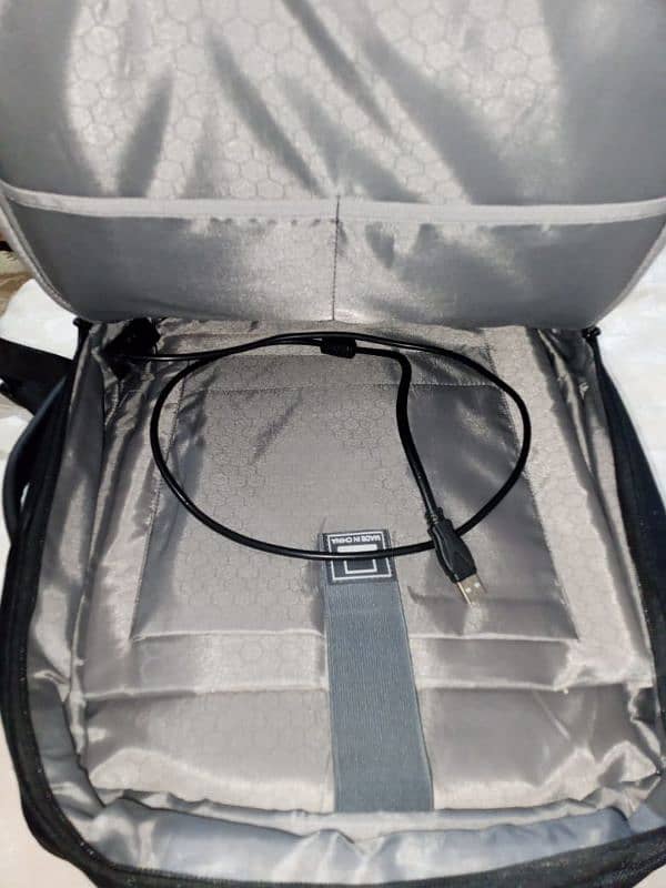 Large Capacity Luxury Laptop Backpack Bag with USB Cable 10