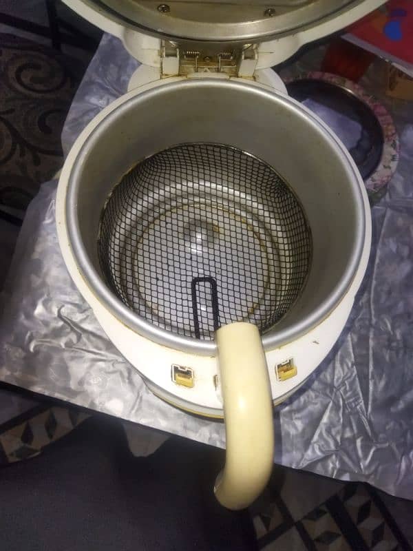 fryer in mint condition for home and commercial use 3