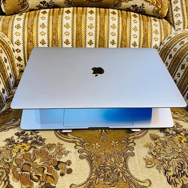 Macbook pro late 2017 15inch core i7 16/512 4