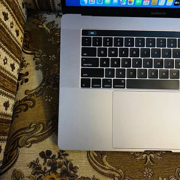 Macbook pro late 2017 15inch core i7 16/512 6