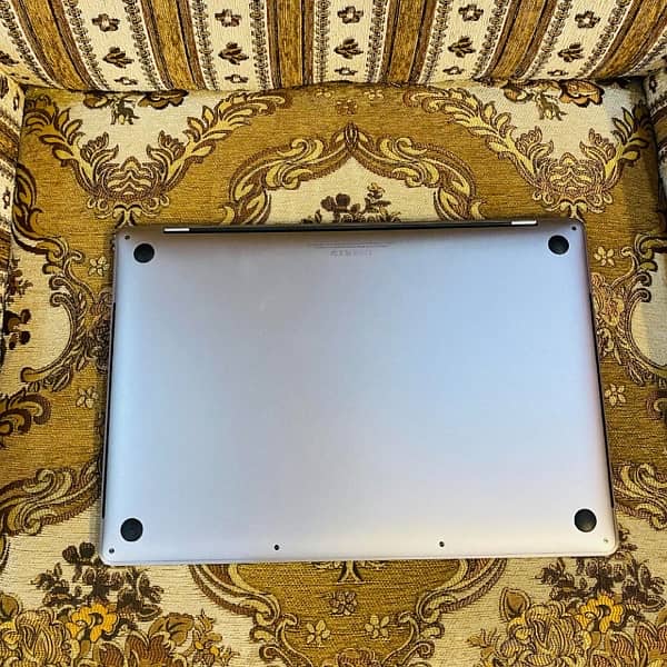 Macbook pro late 2017 15inch core i7 16/512 8