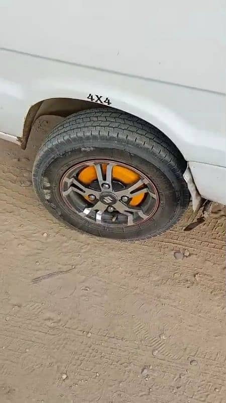 Hi-Roof's 4 Tires with Alloy Rim// Very little Driven 4