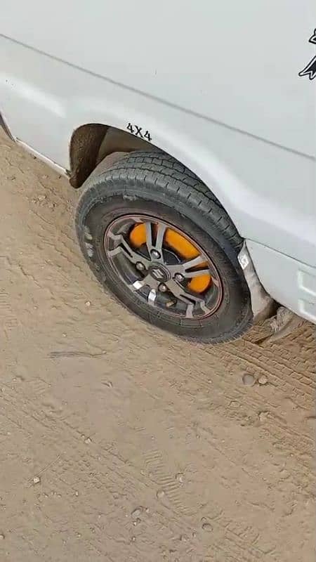 Hi-Roof's 4 Tires with Alloy Rim// Very little Driven 5