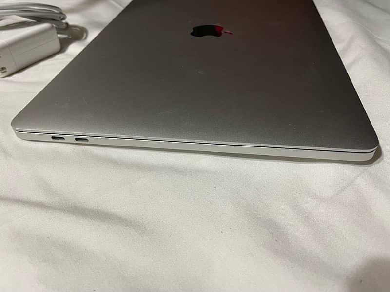 MacBook Pro, 13-inch, M2, 2022, Super Condition 2