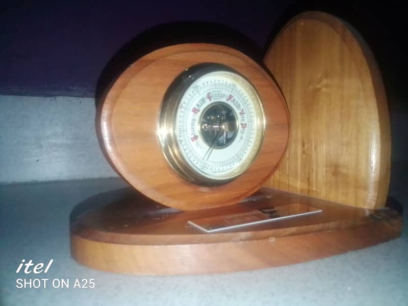 VINTAGE BAROMETER 0