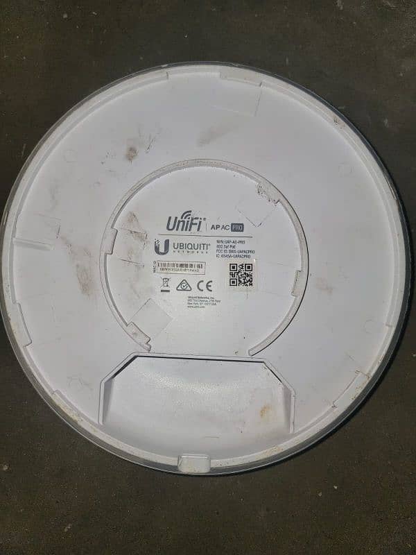 Ubiquiti UniFi AC Pro Access Point 1