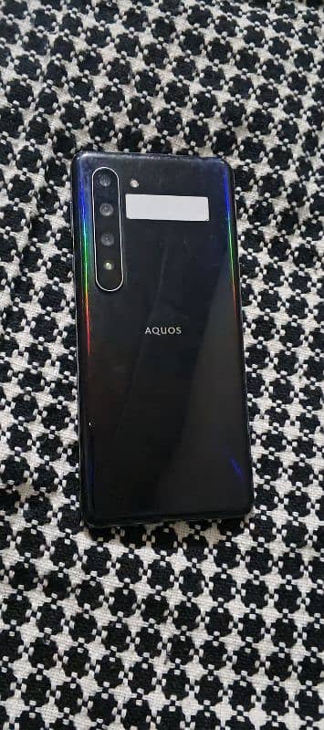 AQUOS R5G 12 a 256 mouse ke sath phone ko use karta 2