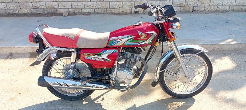 I'm selling my Honda CG 125 sounds Like new 10/10 condition 1