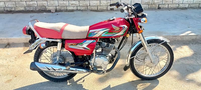 I'm selling my Honda CG 125 sounds Like new 10/10 condition 2