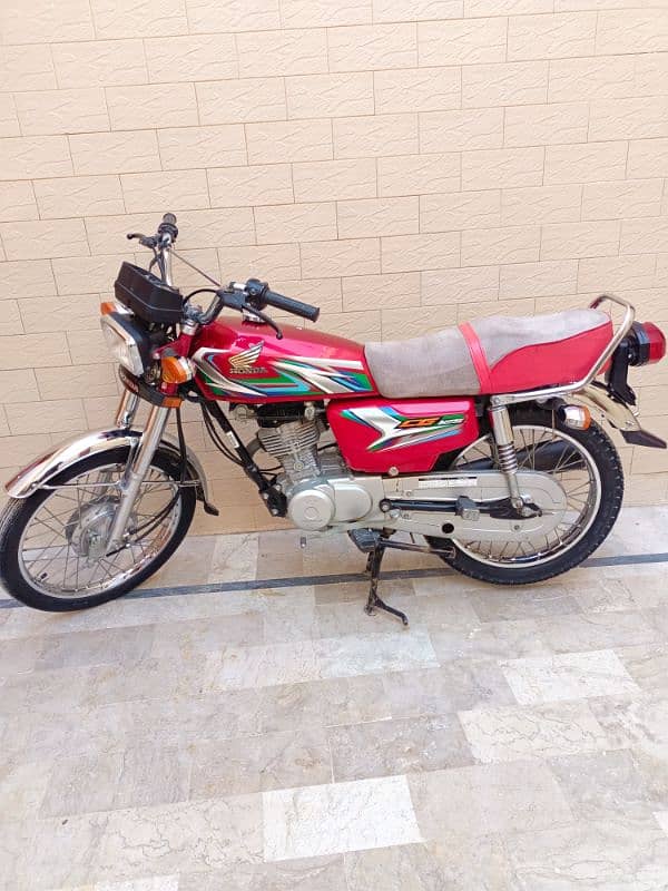 I'm selling my Honda CG 125 sounds Like new 10/10 condition 4