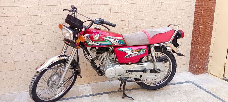 I'm selling my Honda CG 125 sounds Like new 10/10 condition 5