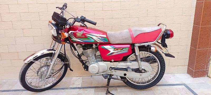 I'm selling my Honda CG 125 sounds Like new 10/10 condition 6