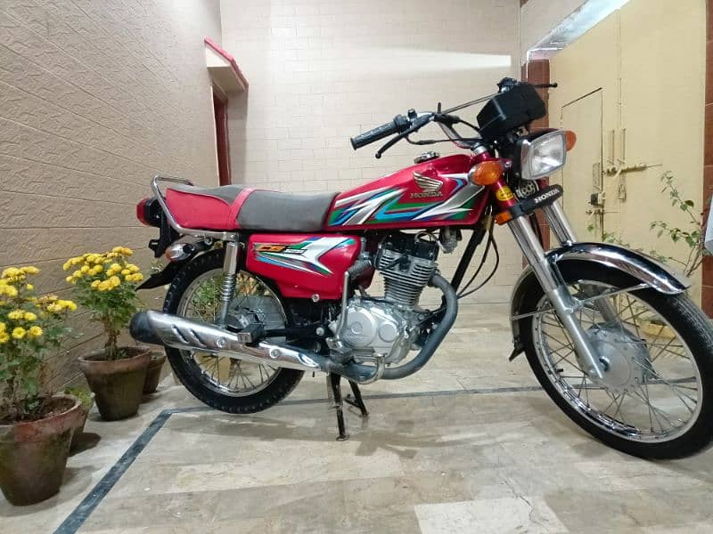 I'm selling my Honda CG 125 sounds Like new 10/10 condition 7