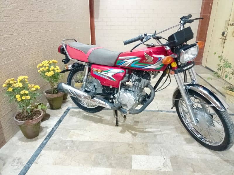 I'm selling my Honda CG 125 sounds Like new 10/10 condition 8