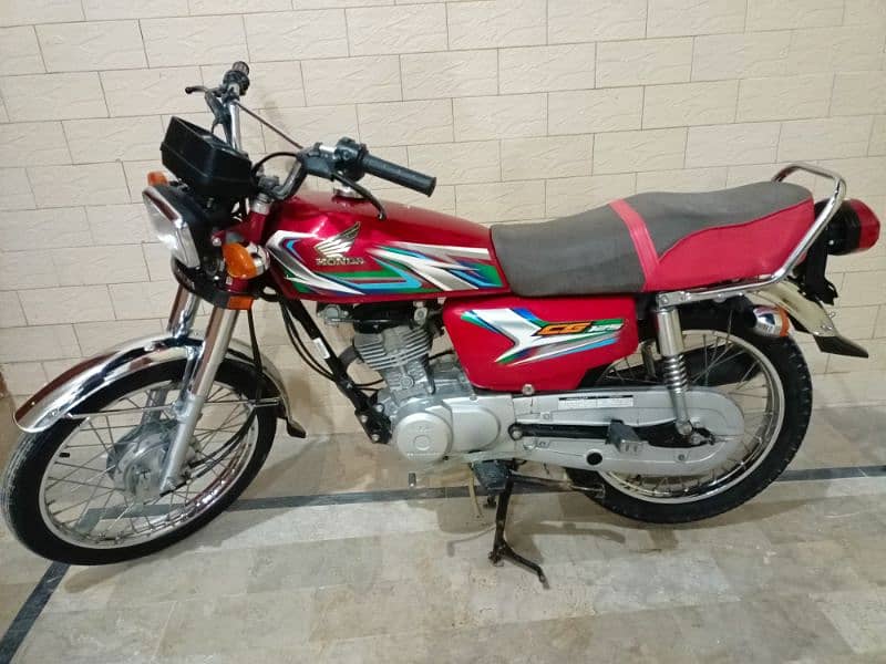 I'm selling my Honda CG 125 sounds Like new 10/10 condition 11