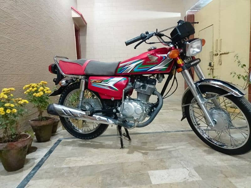 I'm selling my Honda CG 125 sounds Like new 10/10 condition 12