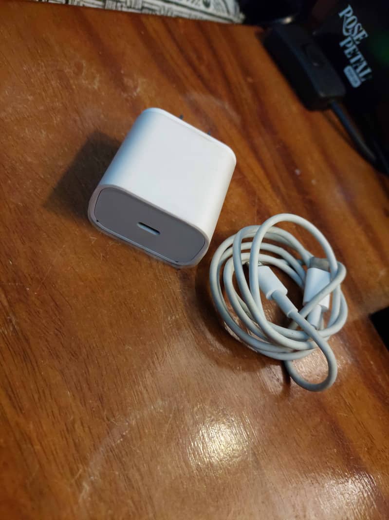 IPhone 20 watt Adaptor original 2