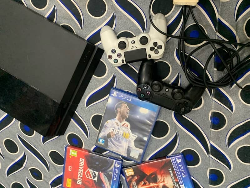 ps 4 with original controller and 3 games 500gb 1