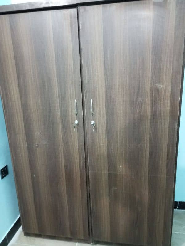 2 door almari laminate in good condition 0