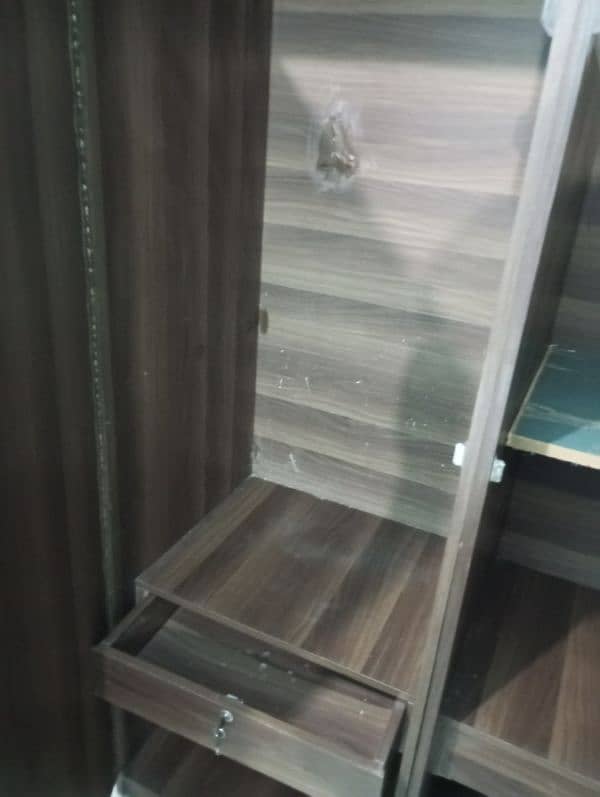 2 door almari laminate in good condition 2