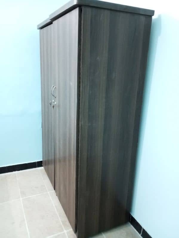 2 door almari laminate in good condition 4