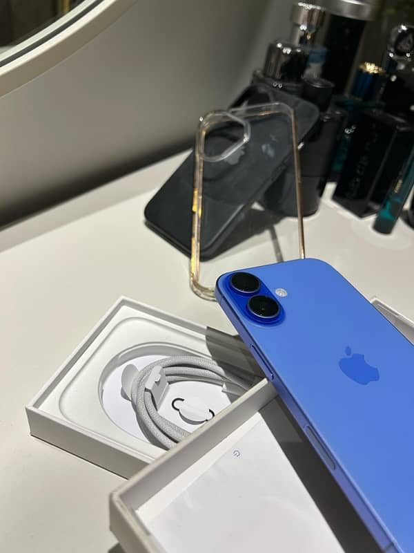 I PHONE 16 FACTORY UNLOCK ULTRAMARINE 256gb 6