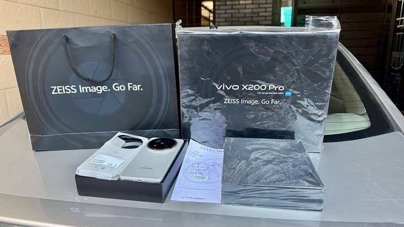 Vivo x200 pro,  10/10, with Gift box & accessories packed 0