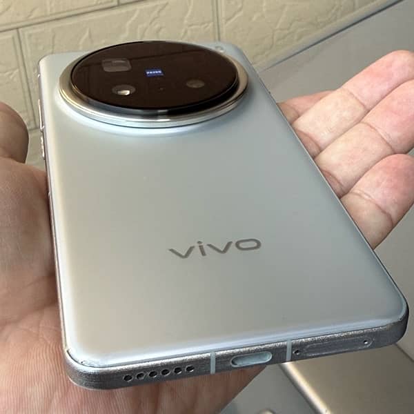 Vivo x200 pro,  10/10, with Gift box & accessories packed 3