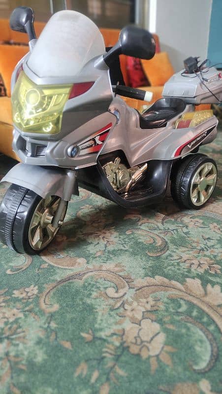 battery operated kids' bike- Like new! 2