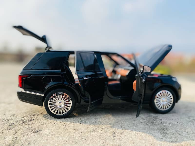 Range Rover 1:18 Scale Diecast Model ( Metal Diecast Cars) 2