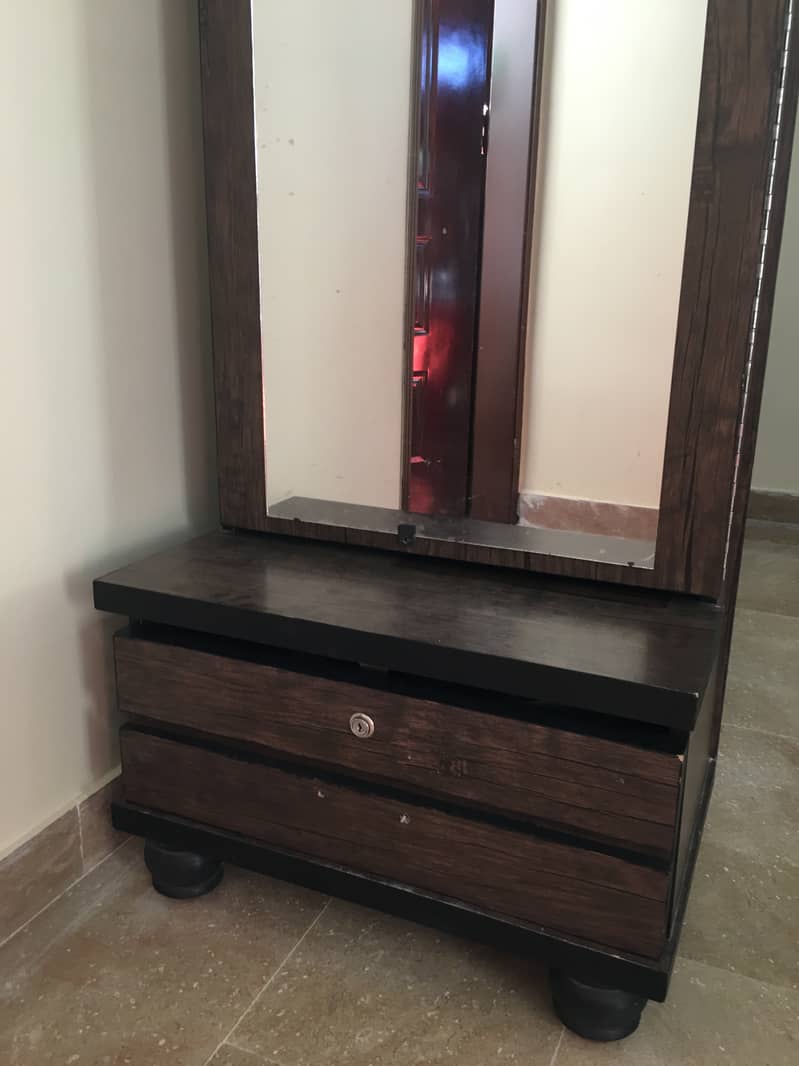 Long mirror dressing table 4