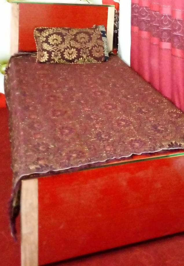 Neat & clean ofc table  ,beds Cubuds ,chairs urgent sale /03339564026 1