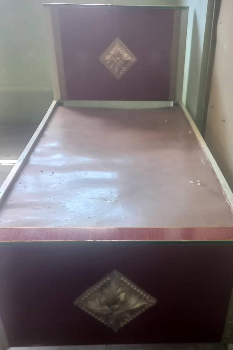 Neat & clean ofc table  ,beds Cubuds ,chairs urgent sale /03339564026 2