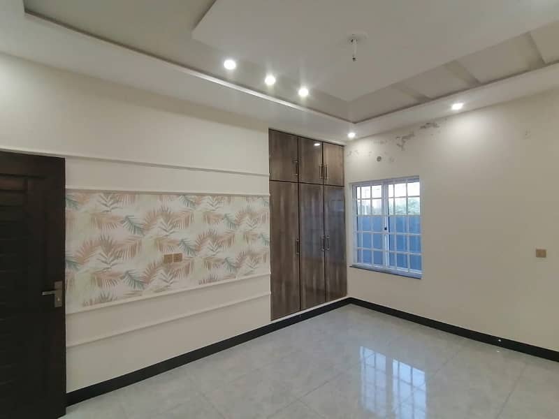 Prime Location 10 Marla Spacious Upper Portion Is Available In Central Park - Block A For rent 4