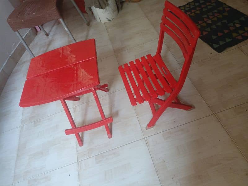 kids study folding chair and table. 0