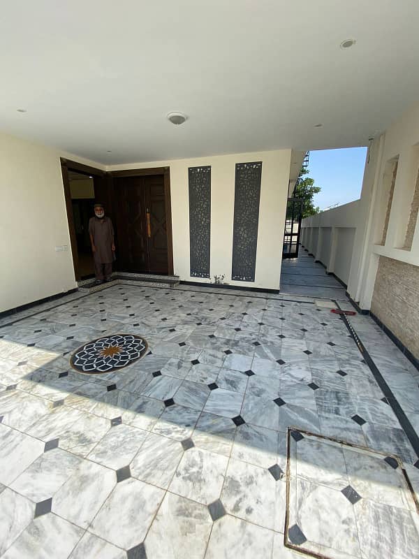 10 Marla Luxury House Available For RENT In Bahria Town Phase 8 (C BLOCK) 0