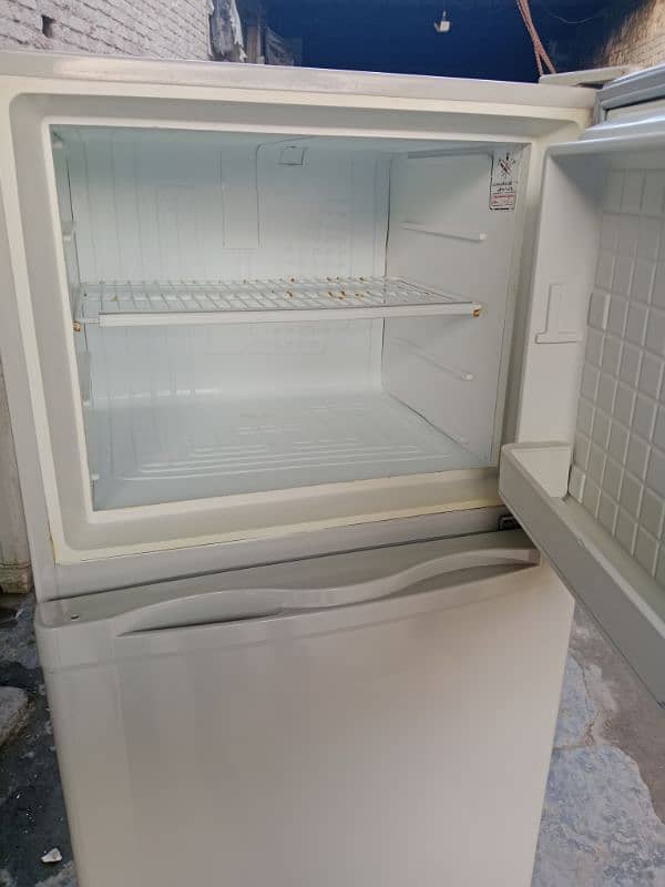 dowlance fridge for sale urgent. 03224744782 0