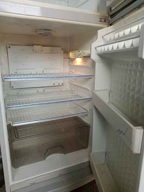 dowlance fridge for sale urgent. 03224744782 1